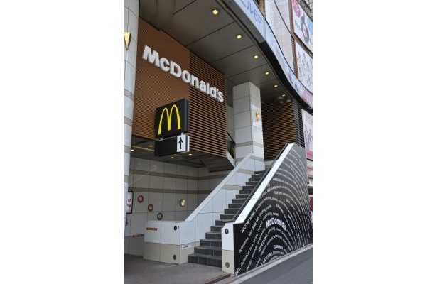赤の看板もシックに変化！外観写真