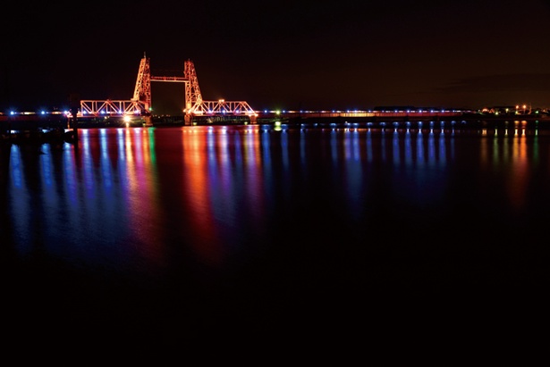 【写真を見る】日没後、毎日ライトアップされる「筑後川昇開橋」