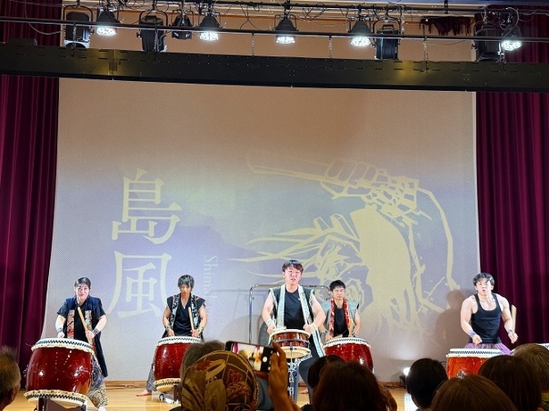 地元の若者たちによる和太鼓の演奏