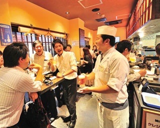 アワビも踊る！高級食材が立ち飲み価格で味わえる、難波の人気居酒屋“ちょい飲み”レポ