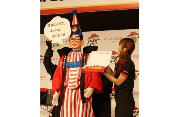 くいだおれ太郎も米粉ピザのおいしさをアピール