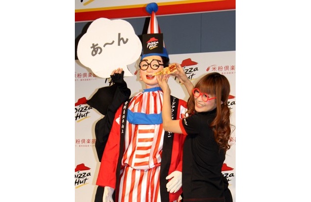 あ〜ん♪に、くいだおれ太郎もデレデレ