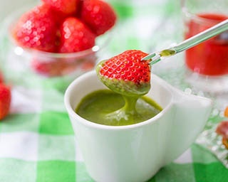 フレッシュ苺に抹茶がとろ～り！この時期ならではの可愛すぎるアフタヌーンティー