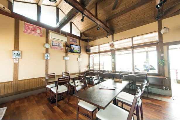 「Duangjan」。靴を脱いで上がる店内はリラックスムード。ここからでも十分景色を楽しめる