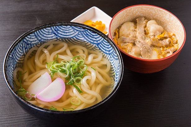 「かけうどんミニ丼セット」（写真は他人丼）。丼は3種から好きなものと組み合わせができる