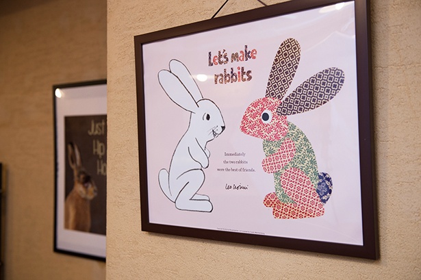 うさぎの絵を入れた壁掛け。オープン時からこの場所に飾られている