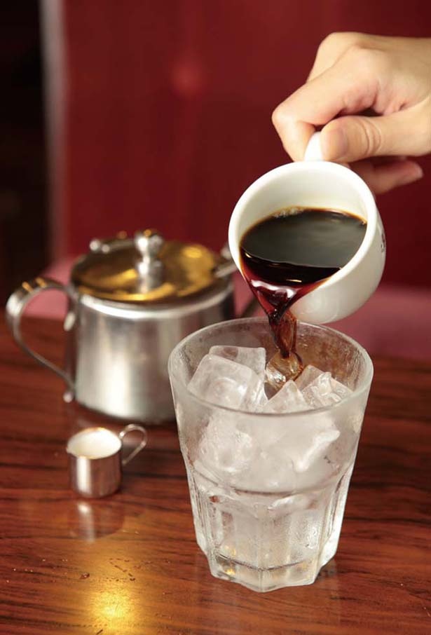 「アイスコーヒー」(400円)は、氷入りのグラスに熱いデミタスコーヒーを自分で注いで仕上げます
