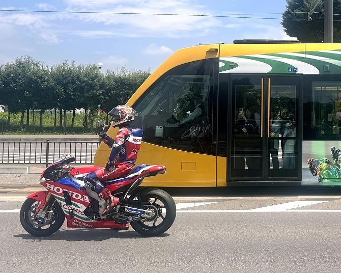 MotoGPライダー中上貴晶と宇都宮LRTが夢の並走！オートバイ最高峰レース「MotoGP日本GP」を盛り上げるスペシャルイベントをレポート