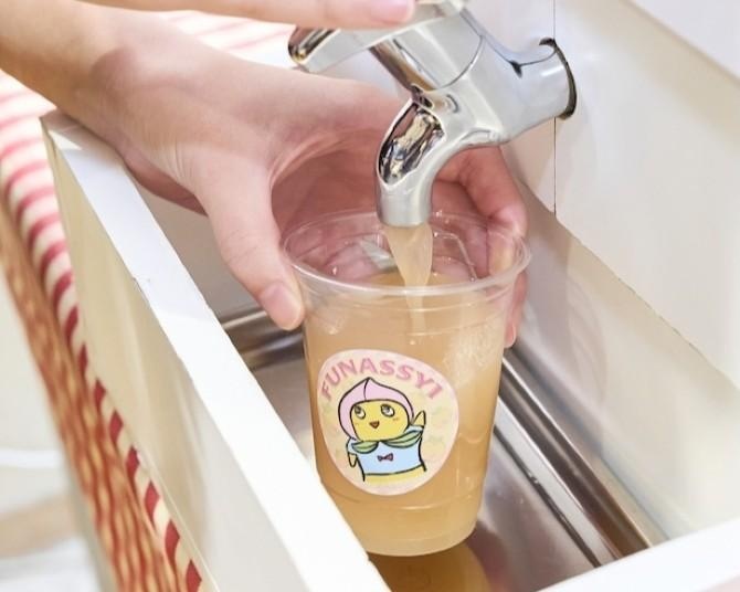 蛇口から白桃ジュース!?東京・新橋でふなっしーとコラボした「おかやま白桃フェア」が開催中