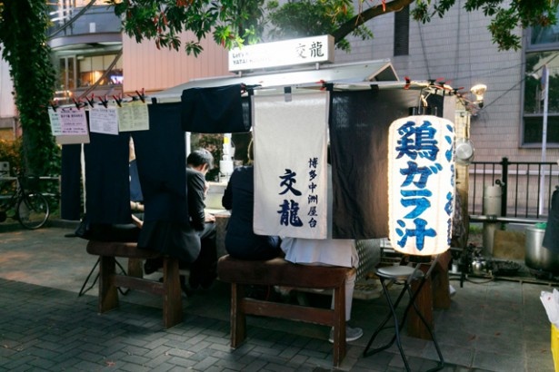 福岡唯一の鉄骨＆ステンレス製の屋台は、とても清潔