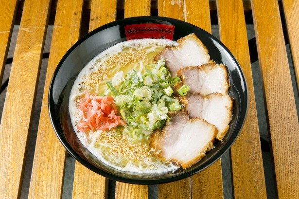 ｢豚骨ラーメン｣(700円)。クリーミーで豊潤な旨味が魅力