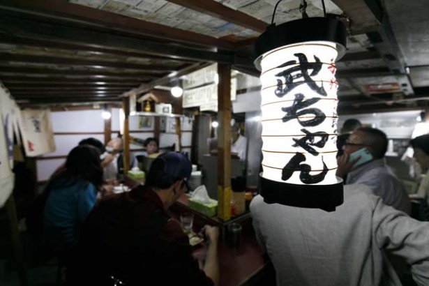 店は｢清流公園｣内。連日観光客で賑わっているが、比較的空いている平日の早い時間帯が狙い目！