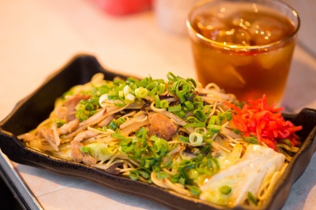 【写真を見る】人気の｢焼ラーメン｣(950円)。野菜もたっぷりでボリューミー