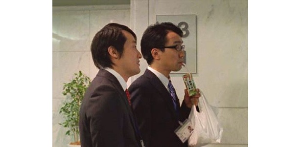 何気なく「野菜一日これ一本」を飲みながらエレベーターに乗り込むと…