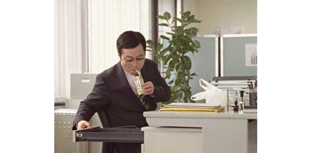 出勤してきたけだるい様子の部長はデスクに座り、買ってきた「野菜一日これ一本」を飲み始める