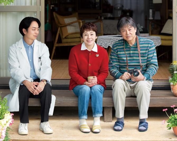 櫻井翔、白衣姿で縁側に。大竹しのぶ×三浦友和W主演『ぼけ日和』2027年公開、矢部太郎の15.5万部マンガを内田英治が映画化