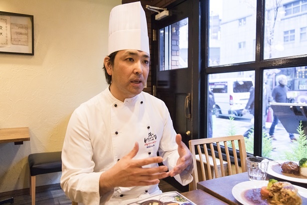 観音崎京急ホテルで総料理長の経験を持つ、渡邊高志さん。12年に広尾のフレンチレストランを開業し、16年6月から現店舗のオーナーシェフに