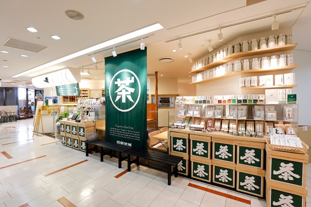 店頭には自社が手がける日本茶がズラリ。テイクアウトできる抹茶スイーツもある