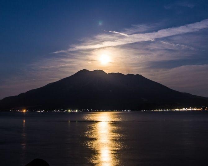 条件を満たせば現れる幻想的な“月の道”！桜島から夜の海に伸びる光の道に絶句!!知る人ぞ知る夜景スポット【無料展望室シリーズvol.19】