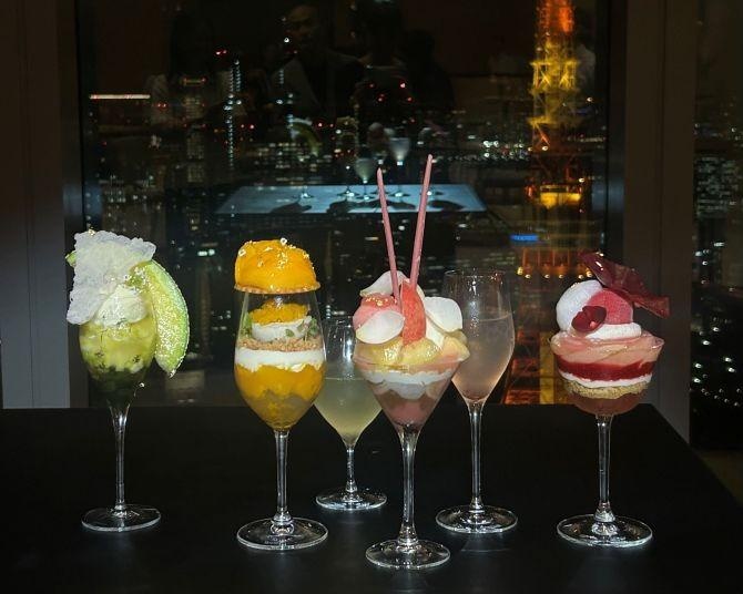 麻布台ヒルズで「Hills Parfait Collection 2026」が開催中！東京タワーを見ながらアートパフェとペアリングカクテルが楽しめる