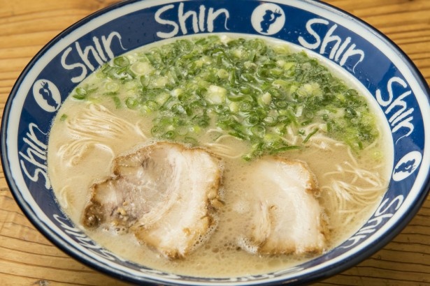 ｢博多らーめんShin-Shin」の｢ラーメン｣(600円)。豚骨の旨味が凝縮された芳醇スープに極細麺を合わせる 