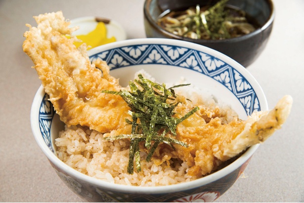 「伊豆屋」の「穴子天丼(一本)＆半そばセット」(700円)