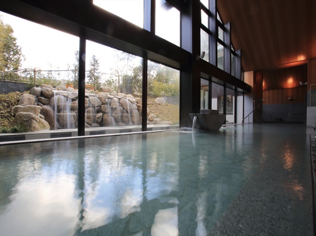 「宗像王丸・天然温泉やまつばさ」の大浴場「十間風呂」。幅が十間(約18m)もある広々とした浴槽