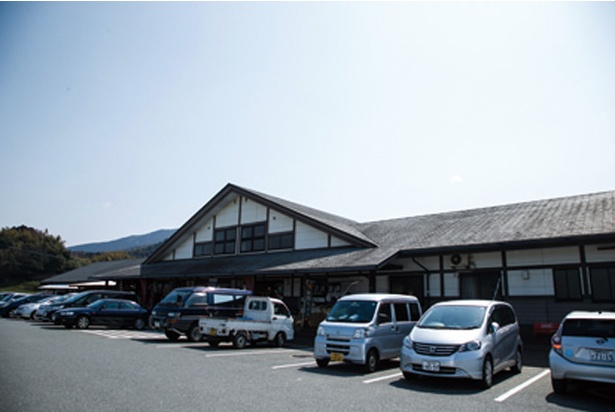 「福ふくの里」。地元生産者約250人が持ち寄った特産品が並ぶ直売所