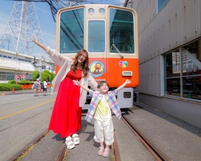 ラッピング電車に乗ってエルモ＆クッキーモンスターのもとへ！「セサミストリート」×阪神グループの限定イベントをレポート
