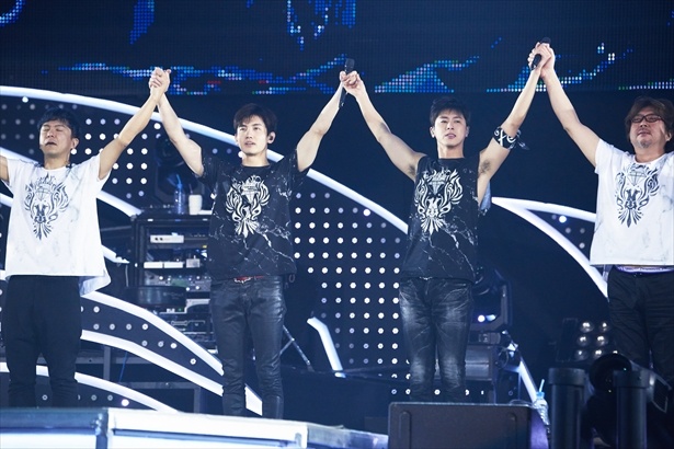 東方神起のツアーは、ユンホとチャンミン、東方神起バンド、東方神起ダンサー、そして会場にいるファンを含む、”東方チーム”が一緒に作り上げる、一つ一つのステージである