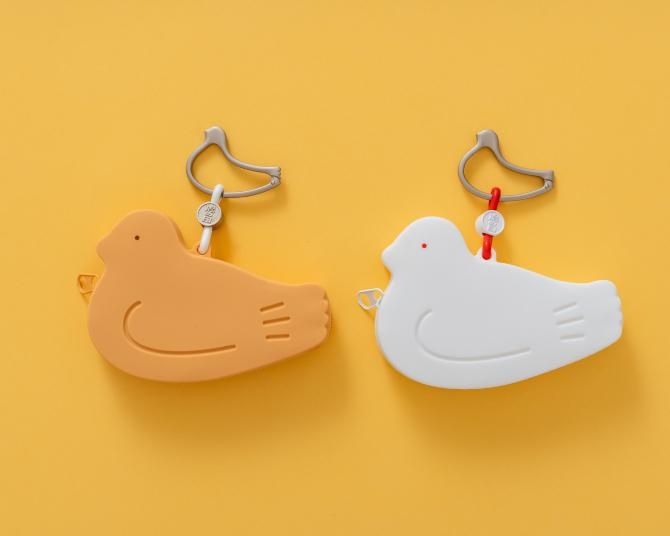 8月10日は「鳩の日」。鳩サブレー1枚がぴったり収まる限定シリコンポーチがかわいすぎる！小物入れやバッグのワンポイントにも