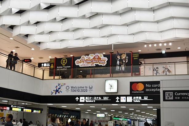 成田空港第2ターミナル1Fの到着ロビーからの様子。入国した旅行者をアニメツーリズム協会の展示がお出迎え