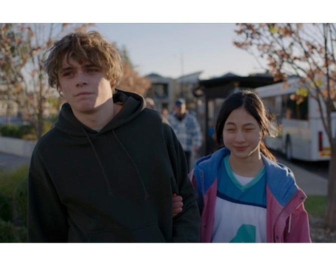 禁断の“儀式体験”ホラー『ブリング・ハー・バック』を鑑賞。父親を亡くした兄妹が里親の元で恐ろしい出来事に巻き込まれる戦慄ホラー！