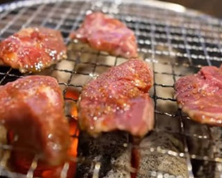 炭火で焼くハラミとビールで540円！“せんべろの達人”YouTuberケニチが野田で焼肉の名店を見つけた！