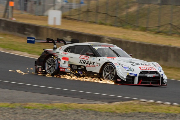 【写真を見る】予選アタック中、ボディパーツの一部が路面に接触。盛大に火花を散らすCRAFTSPORTS MOTUL GT-R