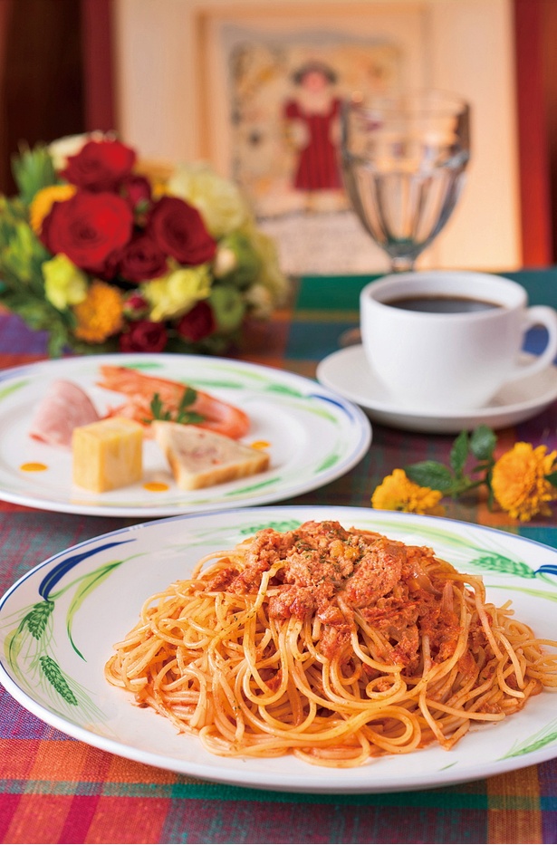 「イタリアンレストラン 麦」で人気のランチコース「コンパーニョ(ペアランチコース)」(2人分、3800円)。サラダ、前菜、ピッツァ、パスタ、ドルチェ、ドリンクが楽しめる