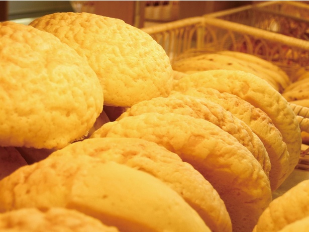 「パン工房テン・ツー・ファイブ」の看板商品「メロンパン」(150円)。クッキー生地とパンの食感が絶妙のバランス！