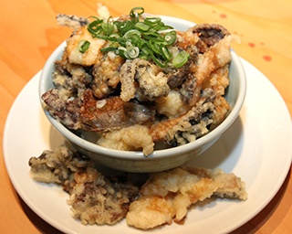 梅田の新店「大衆焼肉ホルモン 大松」の「こぼれホルモン丼」が器からホルモンが溢れるほど豪快！