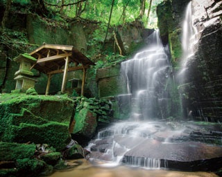 澄んだ水が岩肌を滑り落ちる、神秘なる滝(奈良「青葉の滝」)