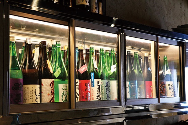 日本酒は常時入れ替わり、約30種を用意