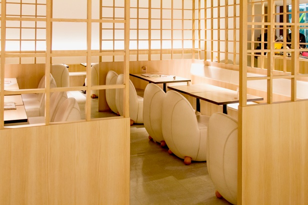 木の温もりを感じる店内