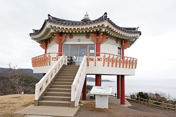 展望所は小高い丘の上に建設。夏には韓国の花火大会の様子が見えることも