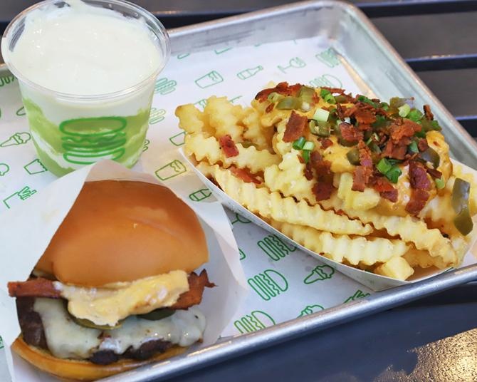 シェイク シャックにさわやかな辛さがたまらない“ハラペーニョバーガー”登場！新感覚「アボカドシェイク」も試飲レポ