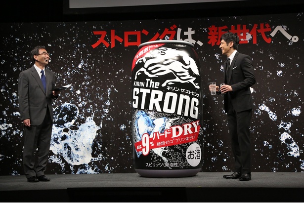 「だから、どううまいんだ！？」と山本からツッコまれ、思わずニヤリ