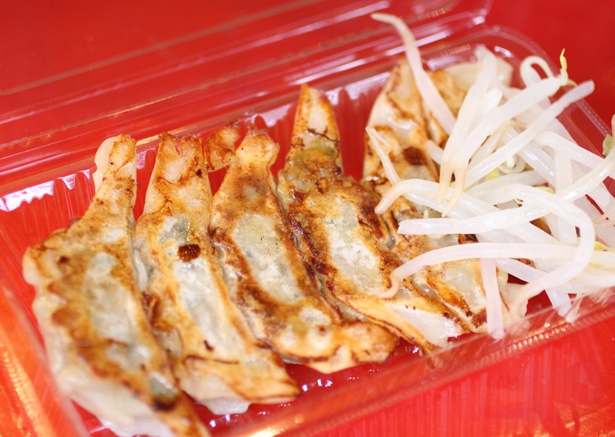 「食彩工房ギョーザの勇次郎」の浜松餃子(500円)。添えられたモヤシが浜松餃子らしい