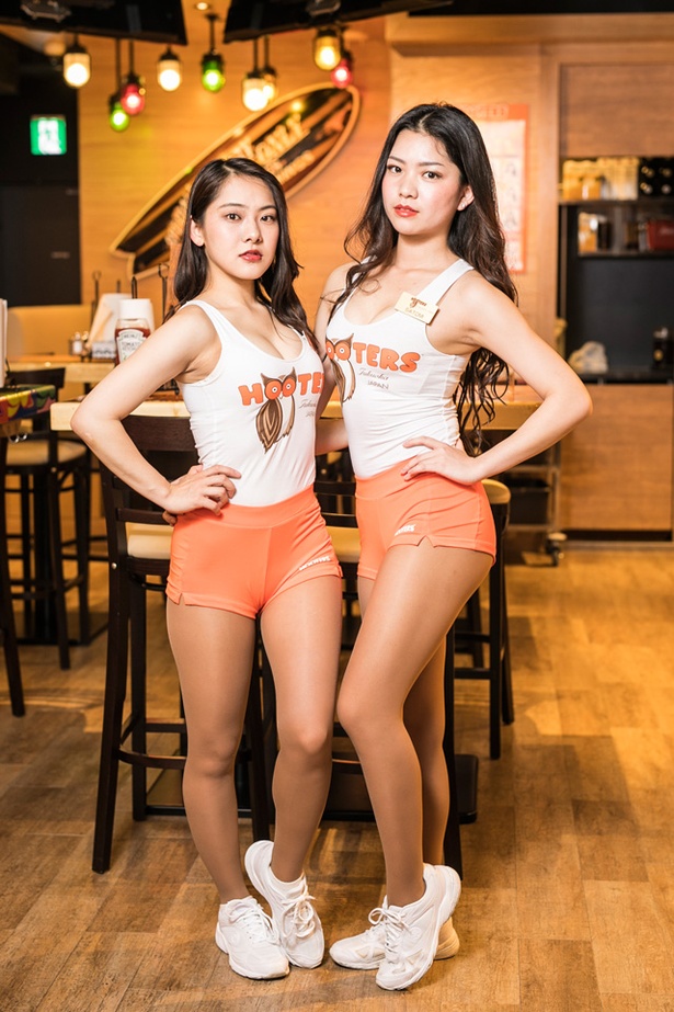 ミス フーターズジャパン コンテスト2018に出場するAYAKAさん(左)とSATOMIさん(右)