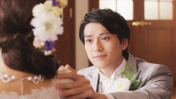 【写真を見る】『コード・ブルー』に参戦決定!タキシード姿で花嫁を見つめる新田真剣佑