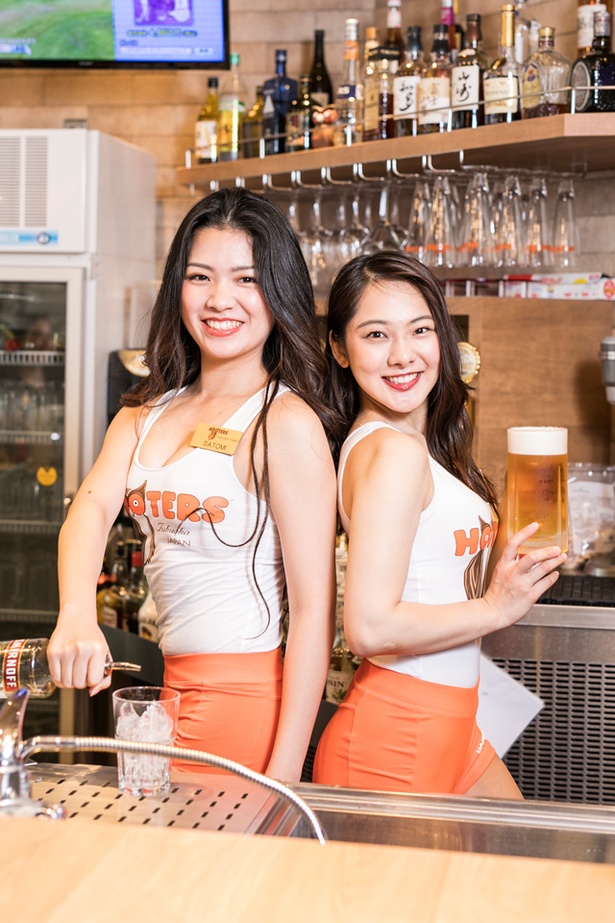 ミス フーターズジャパン コンテスト2018に出場する、HOOTERS福岡店のSATOMIさん(左)とAYAKAさん(右)