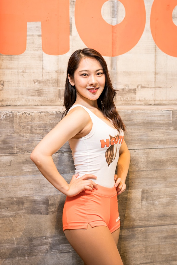 ミス フーターズジャパン コンテスト2018に出場する、HOOTERS福岡店のAYAKAさん