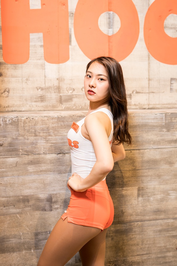 ミス フーターズジャパン コンテスト2018に出場する、HOOTERS福岡店のAYAKAさん